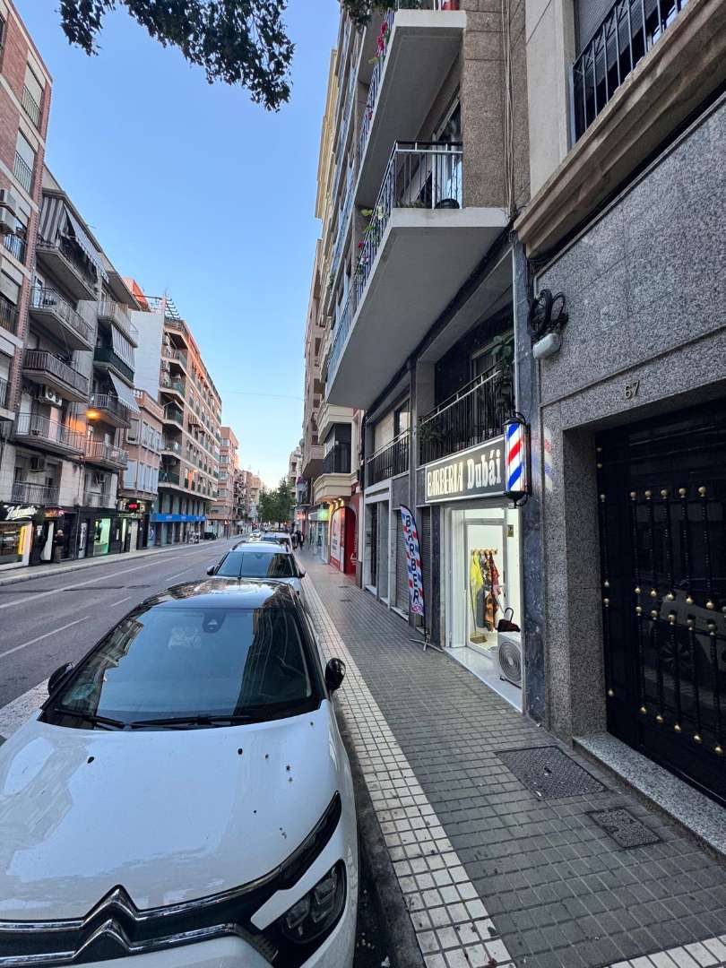 Local Comercial Carrer cristóbal sanz. Local en venta / peluquería — 4