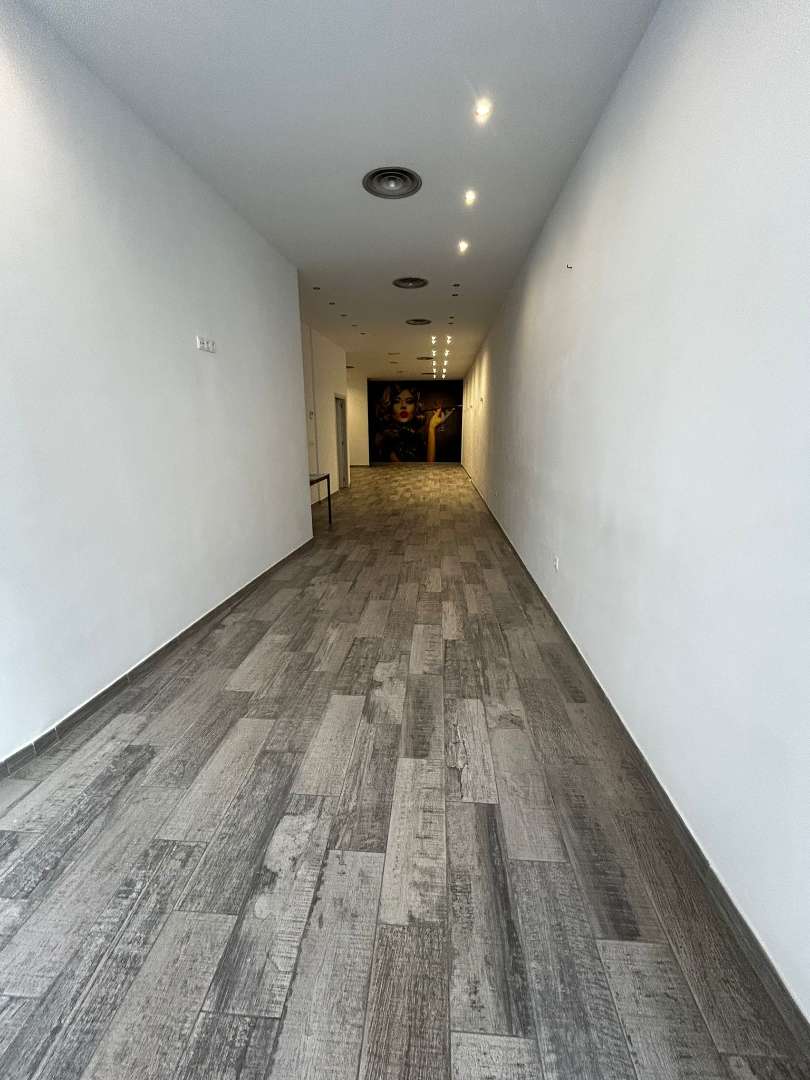 Local Comercial en Carrer hermanos gonzálvez selva 12. Magnifico local con cambio de uso para vivienda — 1/10